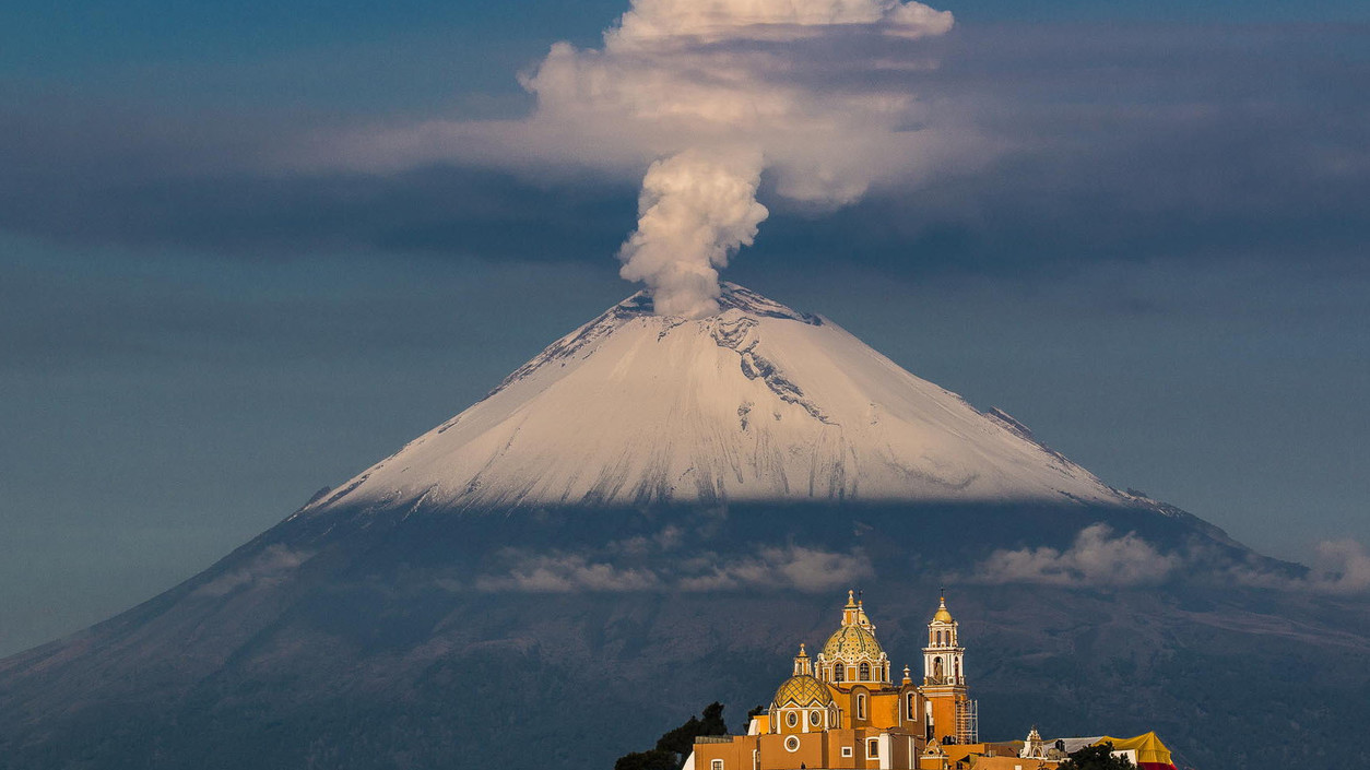 Iztaccíhuatl y Popocatépetl, volcán visto desde Cholula