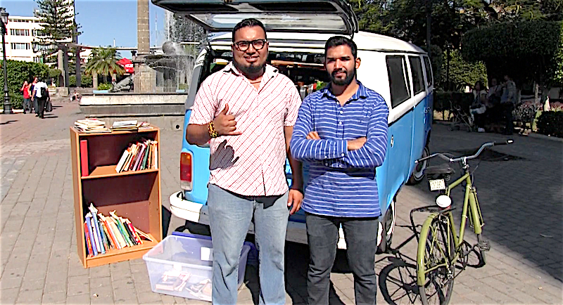 Jesús Labrador y Carlos Eleno García Santana, fundadores del proyecto literario La Combiteca