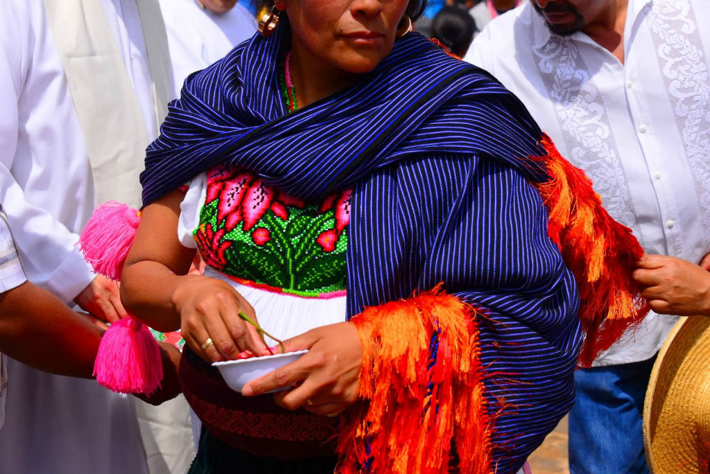 Mujer indígena porta con orgullo un rebozo