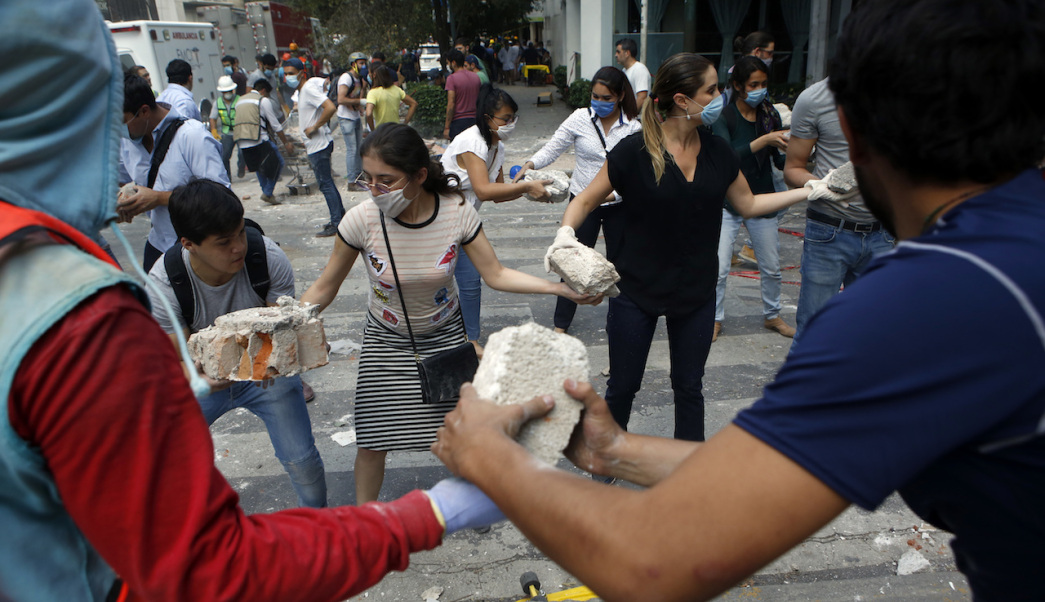 La unidad mexicana durante el sismo, ciudadanos removiendo escombros
