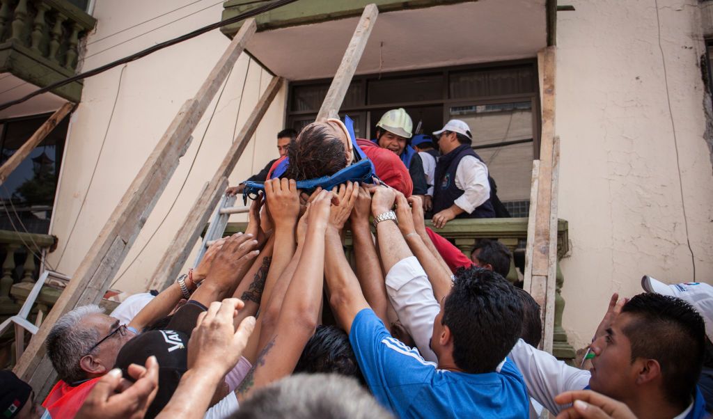 La Unidad Mexicana durante el sismo, mexicanos ayudando a bajar a un sobreviviente de un derrumbe