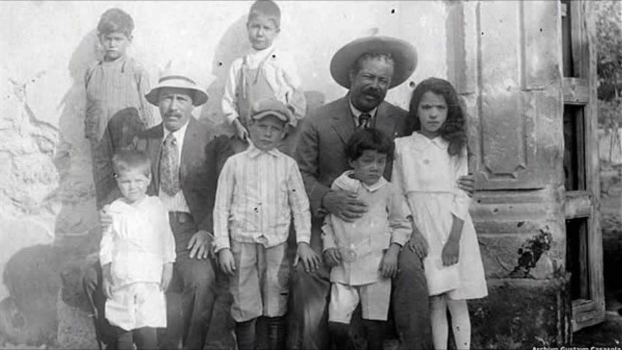 Pancho Villa posa junto algunos de sus hijos